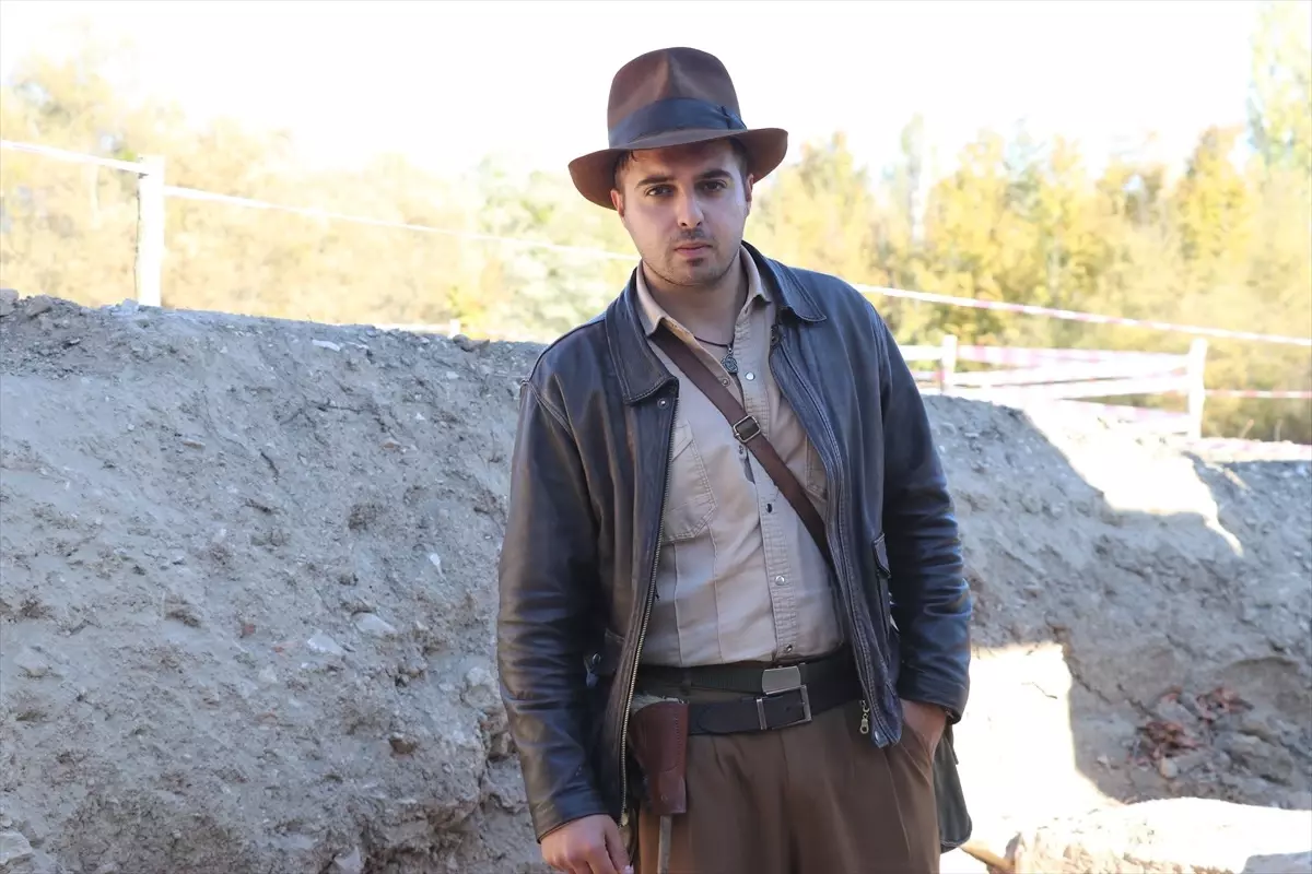 Arkeolog ‘Indiana Jones’ Tarzıyla Dikkat Çekiyor