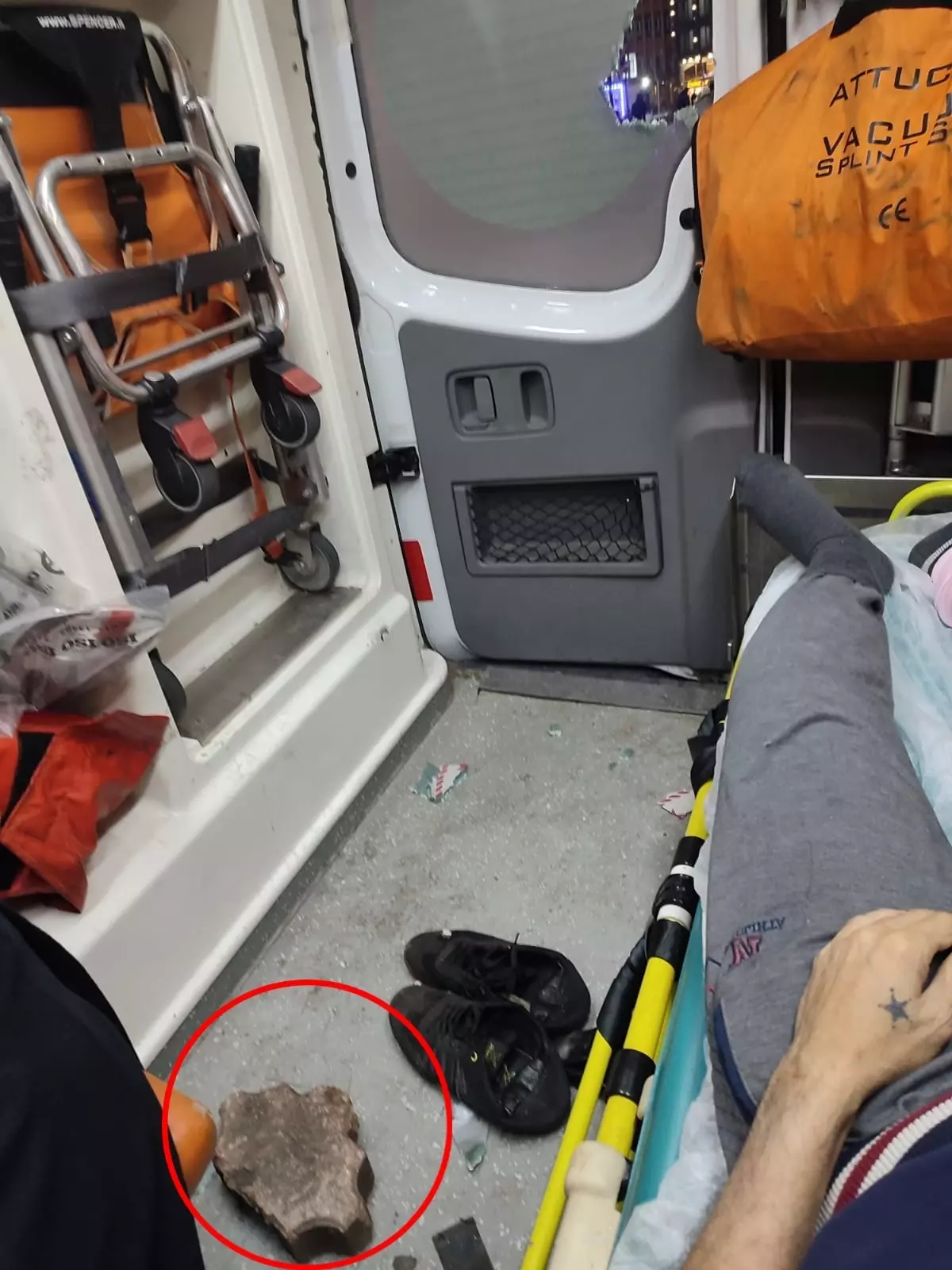 Diyarbakır’da Ambulansa Taşlı Saldırı Devam Ediyor