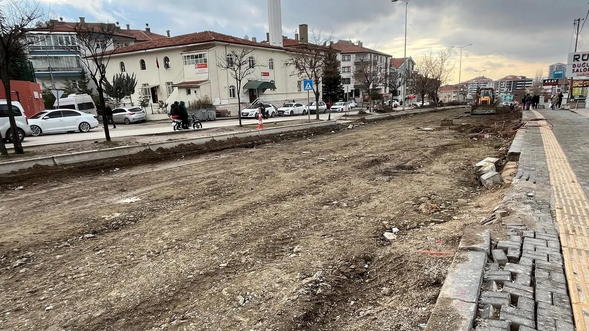 ABB’nin bitmeyen yol çalışması, esnafa kepenk kapattırdı: 45 gün sürecekti, 6 ayda tamamlanamadı