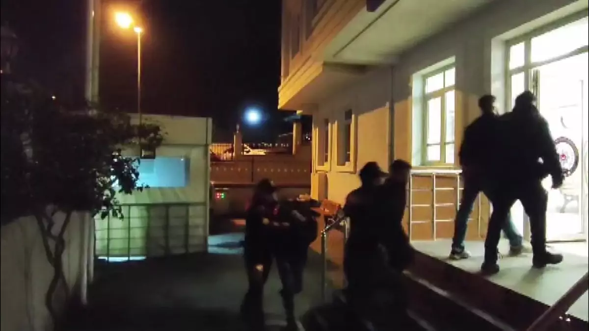 Pendik’te Trafikte Silah Çeken 4 Şüpheli Yakalandı