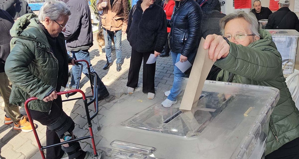 99 yaşında kırık ayağıyla İmamoğlu’na destek vermeye geldi