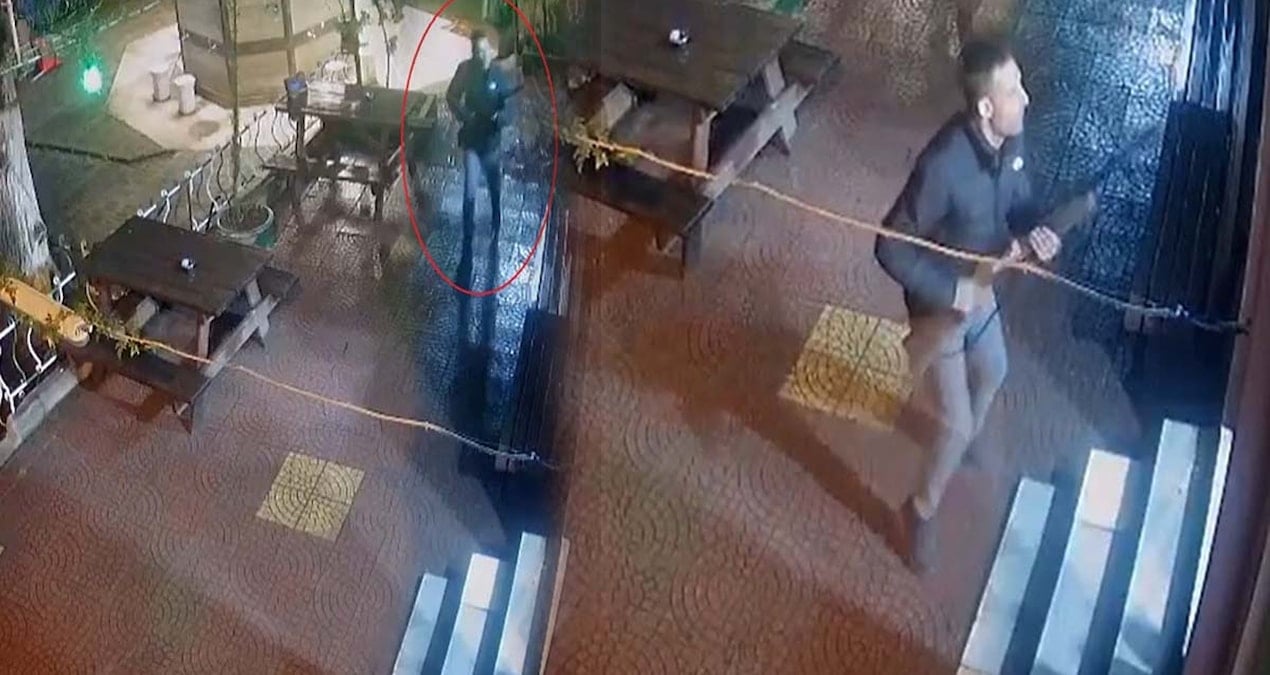 Husumetlisini kahvehanede tüfekle öldürdü