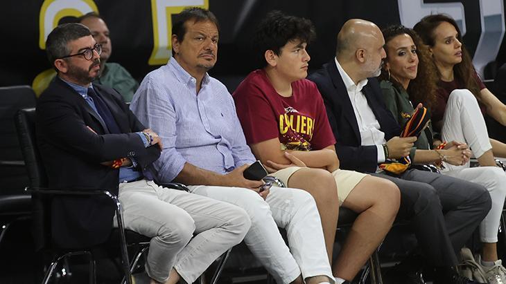 Ergin Ataman, Galatasaray’ı yalnız bırakmadı! Sarp Ataman da tribünde